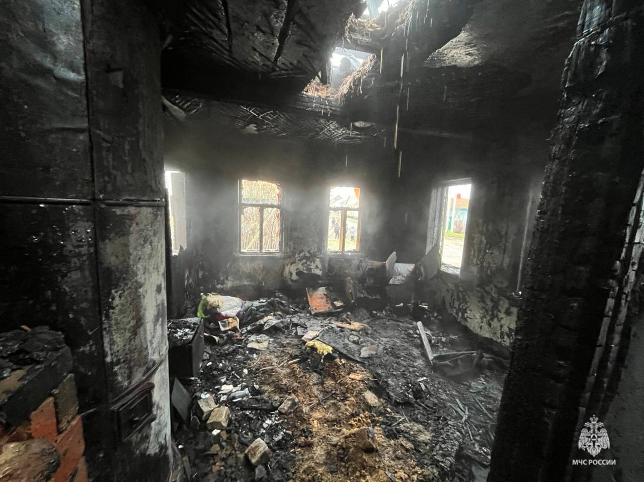 Курение - убивает. Сегодня рано утром в рабочем поселке Рудня Волгоградской области огонь отхватил жилой дом