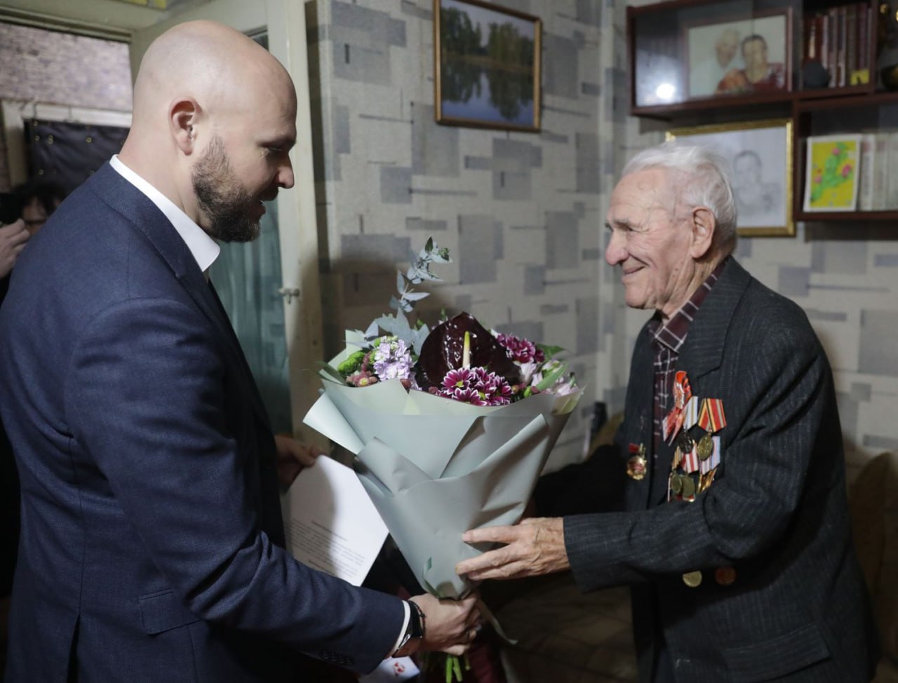 199 лет на двоих: в Волгограде поздравляют фронтовиков Виктора Богданова и Владимира Рыженко 199 лет на двоих: в Волгограде поздравляют фронтовиков Виктора Богданова и Владимира Рыженко