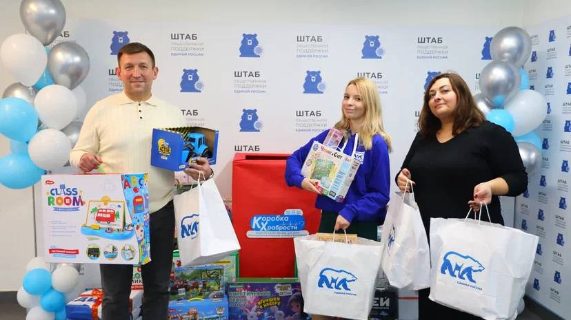 Поддержка маленьких героев: вместе с активистами «Молодой Гвардии» пополнили «Коробку храбрости»