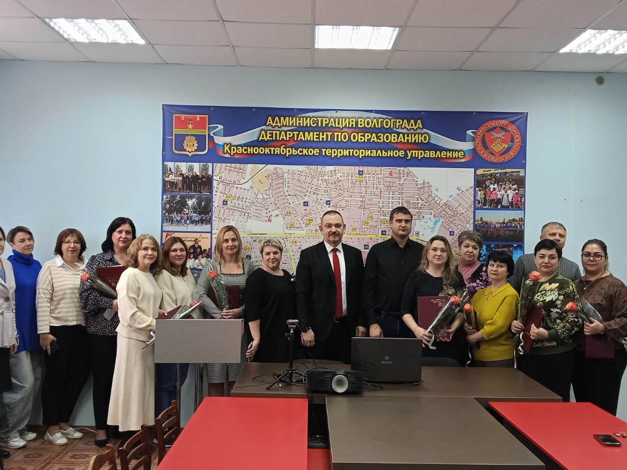 Сегодня от имени Волгоградской городской Думы поздравил финансистов Краснооктябрьского территориального управления Департамента образования с Днём бухгалтера.