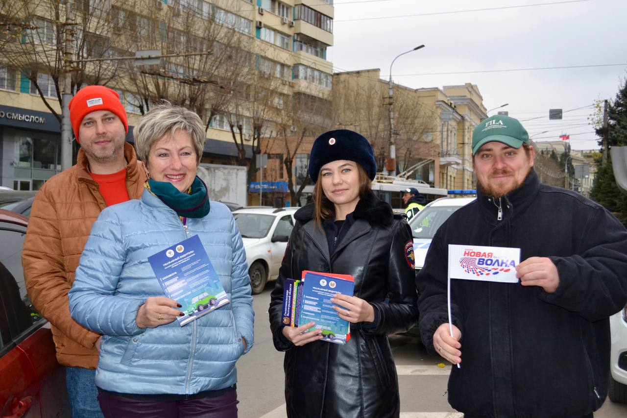 В Волгограде сотрудники Госавтоинспекции поздравили с «Днём матери» женщин-водителей В Волгограде сотрудники Госавтоинспекции поздравили с «Днём матери» женщин-водителей
