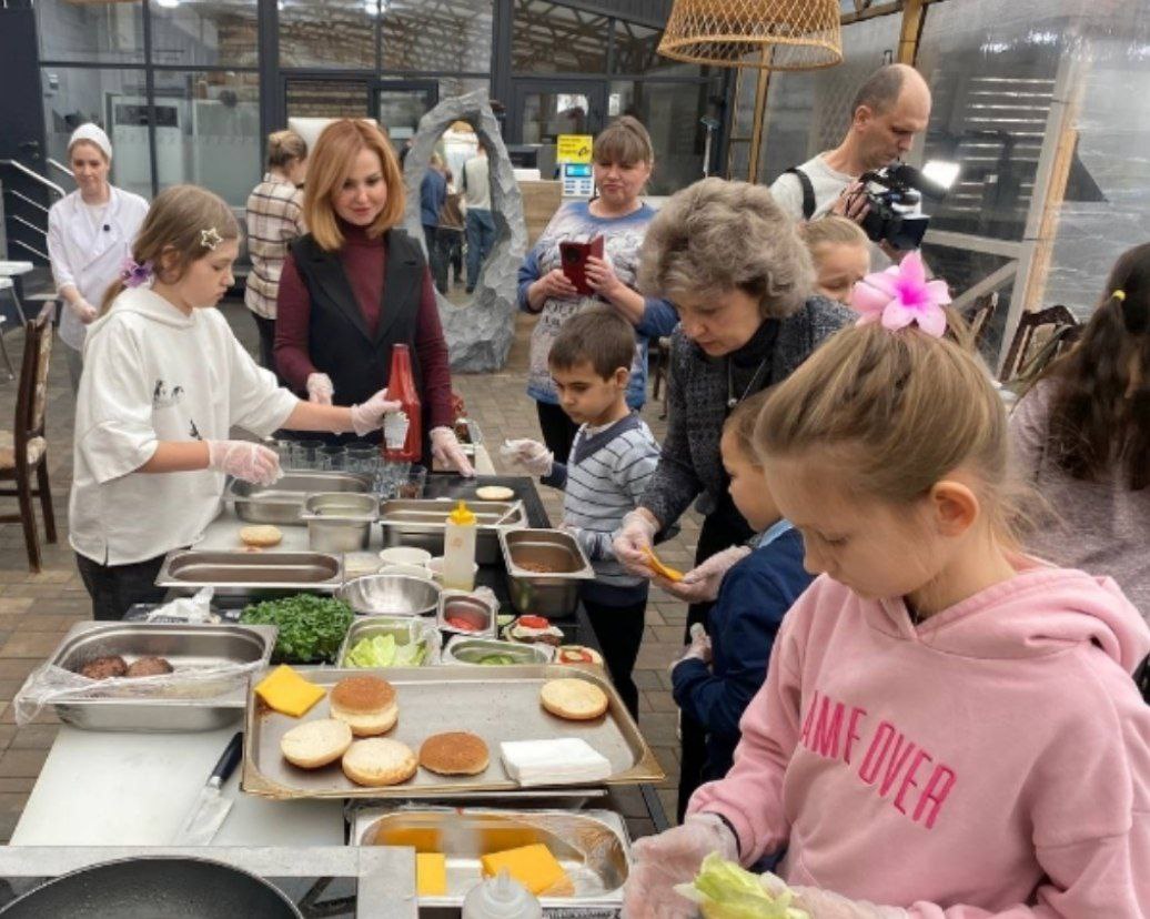 В преддверии самого теплого и трогательного праздника - Дня матери, в кафе "Причал" Тракторозаводского района пригласили многодетных мам, жен участников СВО и их детей В преддверии самого теплого и трогательного праздника - Дня матери, в кафе "Причал" Тракторозаводского района пригласили многодетных мам, жен участников СВО и их детей