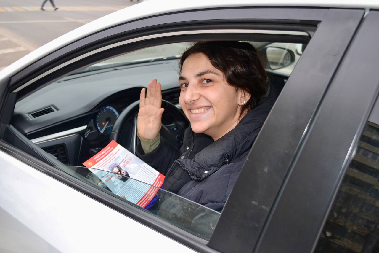 В Волгограде сотрудники Госавтоинспекции поздравили с «Днём матери» женщин-водителей В Волгограде сотрудники Госавтоинспекции поздравили с «Днём матери» женщин-водителей