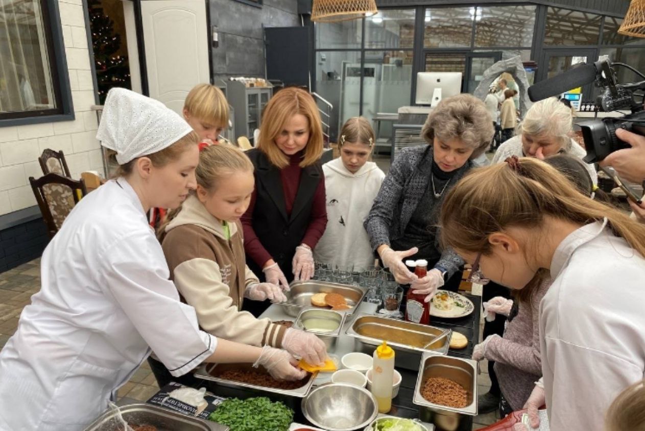 В преддверии самого теплого и трогательного праздника - Дня матери, в кафе "Причал" Тракторозаводского района пригласили многодетных мам, жен участников СВО и их детей В преддверии самого теплого и трогательного праздника - Дня матери, в кафе "Причал" Тракторозаводского района пригласили многодетных мам, жен участников СВО и их детей