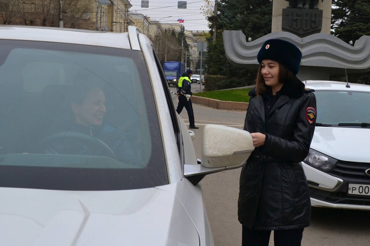 В Волгограде сотрудники Госавтоинспекции поздравили с «Днём матери» женщин-водителей В Волгограде сотрудники Госавтоинспекции поздравили с «Днём матери» женщин-водителей