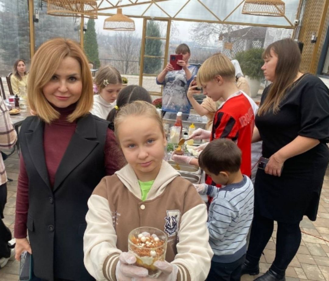 В преддверии самого теплого и трогательного праздника - Дня матери, в кафе "Причал" Тракторозаводского района пригласили многодетных мам, жен участников СВО и их детей В преддверии самого теплого и трогательного праздника - Дня матери, в кафе "Причал" Тракторозаводского района пригласили многодетных мам, жен участников СВО и их детей