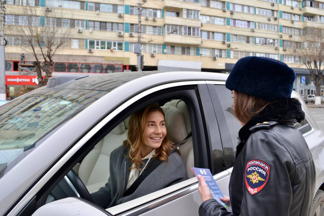 В Волгограде сотрудники Госавтоинспекции поздравили с «Днём матери» женщин-водителей В Волгограде сотрудники Госавтоинспекции поздравили с «Днём матери» женщин-водителей