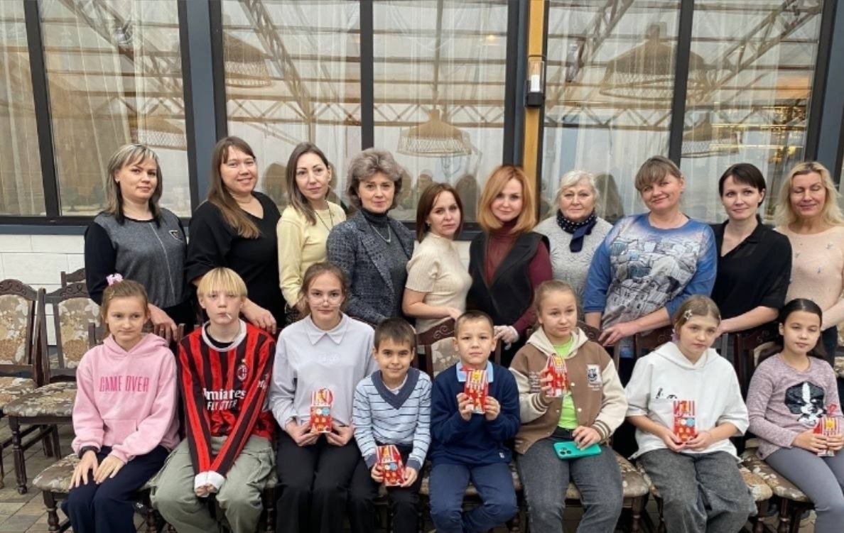 В преддверии самого теплого и трогательного праздника - Дня матери, в кафе "Причал" Тракторозаводского района пригласили многодетных мам, жен участников СВО и их детей