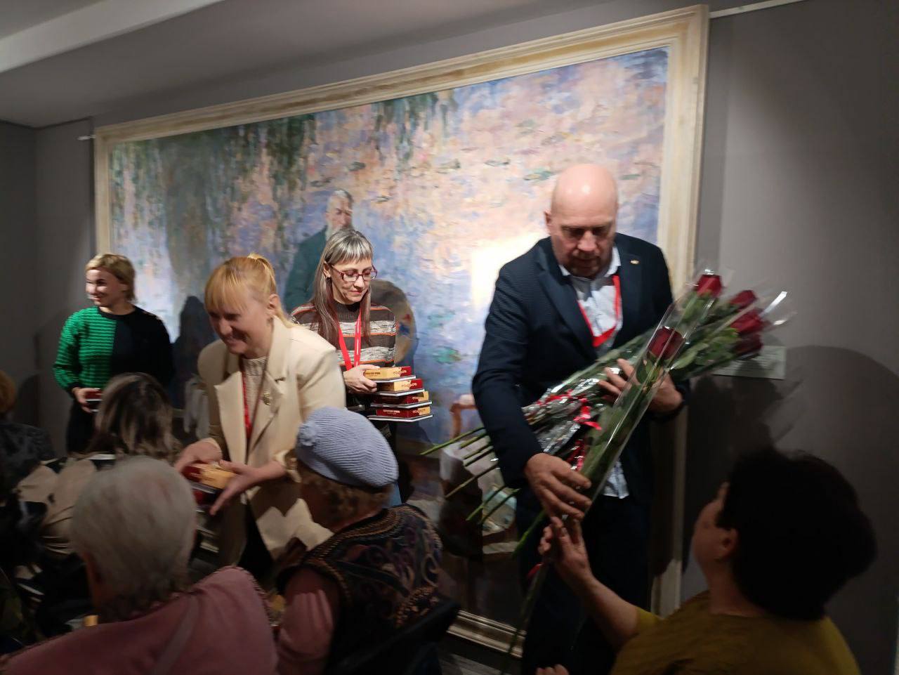 Сегодня по всей стране отмечают День матери Сегодня по всей стране отмечают День матери