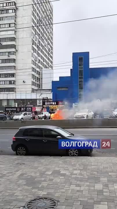 Вспыхнувшую машину потушили у ТРЦ «Пирамида» в Волгограде