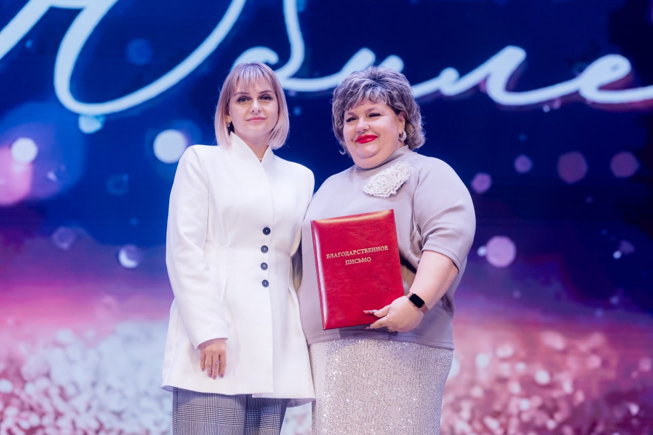 Депутат Волгоградской областной Думы Мария Аплеталина приняла участие в торжественном вечере, посвящённом 40-летию средней школы №30 города Волжского Депутат Волгоградской областной Думы Мария Аплеталина приняла участие в торжественном вечере, посвящённом 40-летию средней школы №30 города Волжского