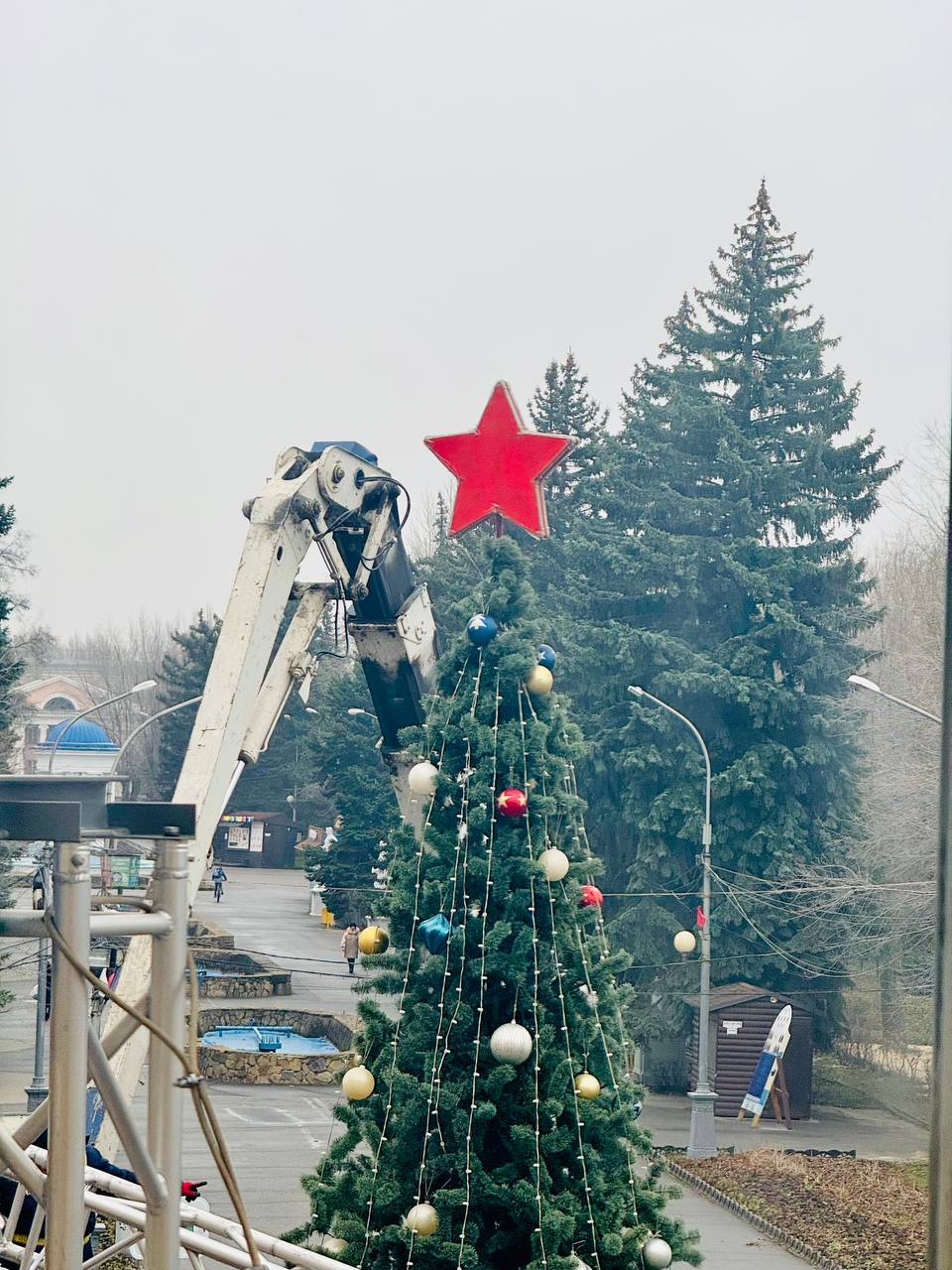 Новогодняя красавица в парке «Гидростроитель» уже практически готова!