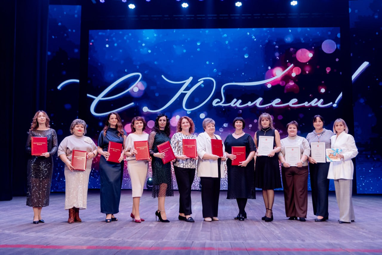 Депутат Волгоградской областной Думы Мария Аплеталина приняла участие в торжественном вечере, посвящённом 40-летию средней школы №30 города Волжского Депутат Волгоградской областной Думы Мария Аплеталина приняла участие в торжественном вечере, посвящённом 40-летию средней школы №30 города Волжского