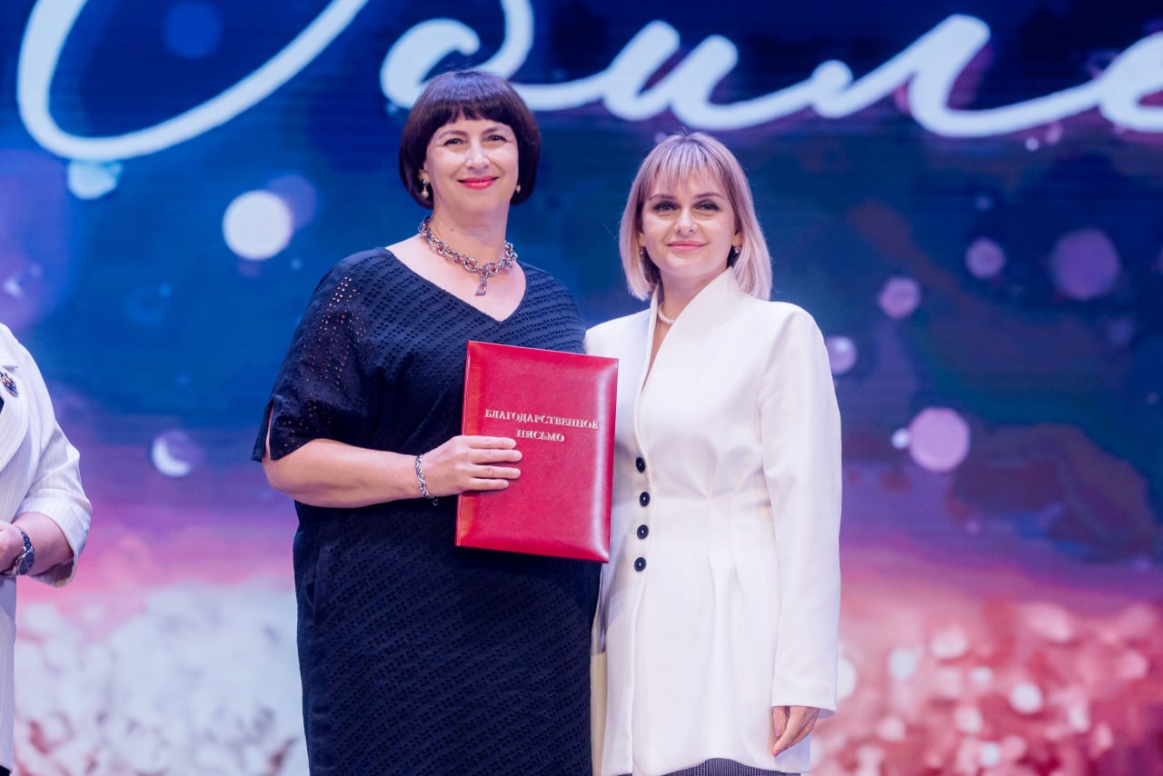 Депутат Волгоградской областной Думы Мария Аплеталина приняла участие в торжественном вечере, посвящённом 40-летию средней школы №30 города Волжского Депутат Волгоградской областной Думы Мария Аплеталина приняла участие в торжественном вечере, посвящённом 40-летию средней школы №30 города Волжского