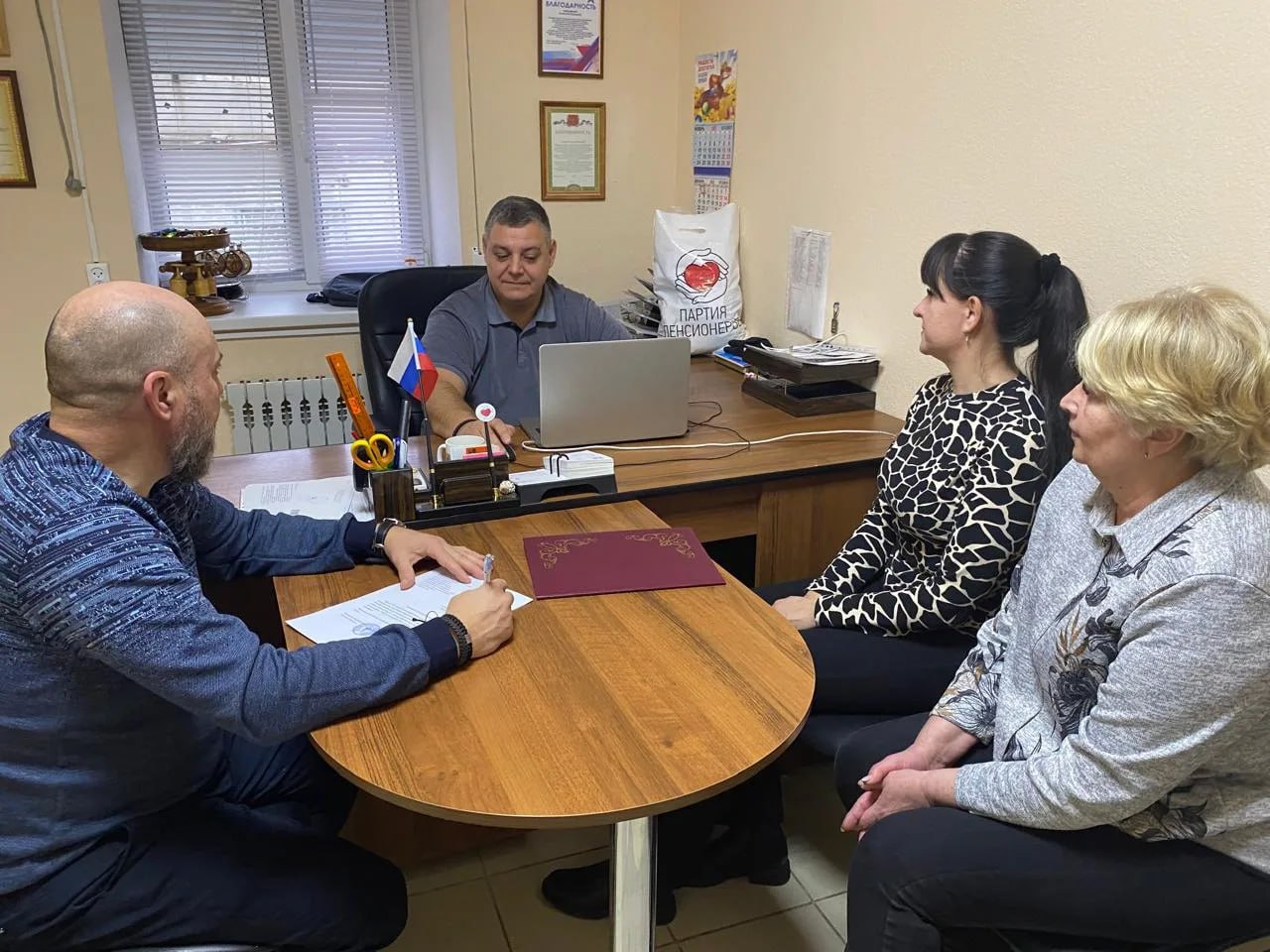 Руководитель парламентской фракции Партии пенсионеров Евгений Кареликов встретился с партактивом в Михайловке Руководитель парламентской фракции Партии пенсионеров Евгений Кареликов встретился с партактивом в Михайловке