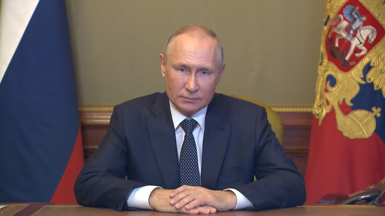 Владимир Путин объявил благодарность первому зампредседателю комитета финансов Волгоградской области Евгению Зенину и отметил почетной грамотой директора Волгоградского научно-исследовательского противочумного института...