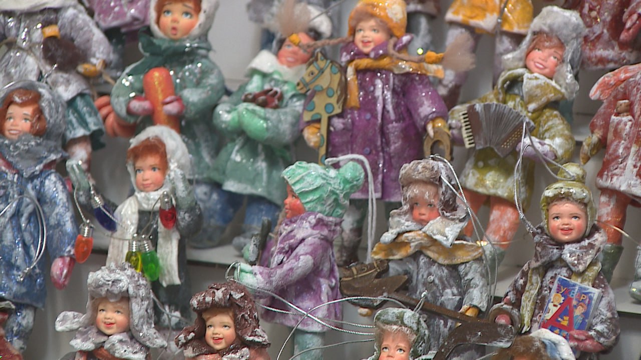 Волгоградка Ирина Калиниченко вместе с дочерью создает елочные ретроигрушки из ваты Волгоградка Ирина Калиниченко вместе с дочерью создает елочные ретроигрушки из ваты