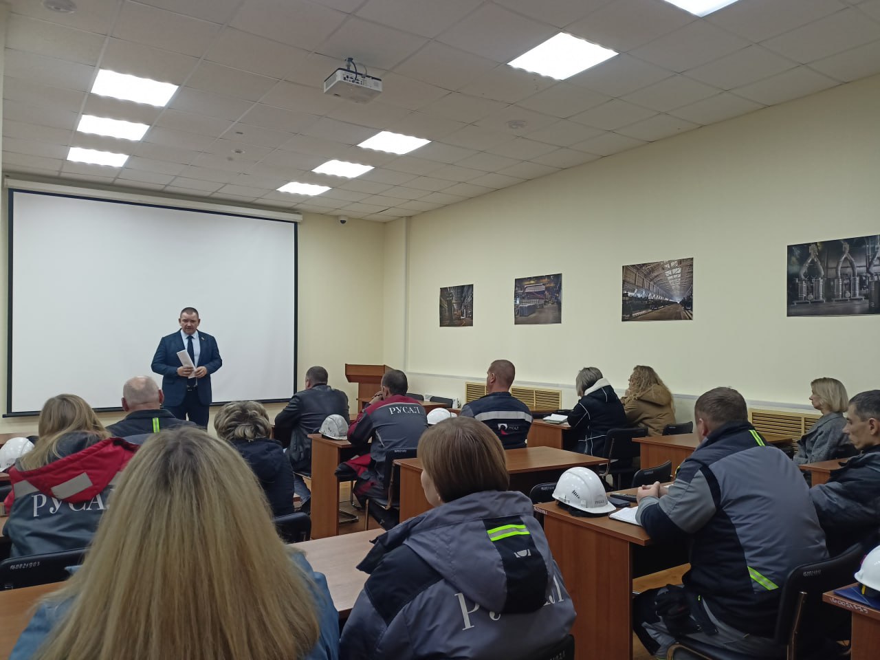 Открытый разговор. На Волгоградском алюминиевом заводе компании РУСАЛ прошла встреча сотрудников предприятия с депутатом Волгоградской городской Думы, заместителем председателя комитета по жилищно-коммунальному, дорожному...