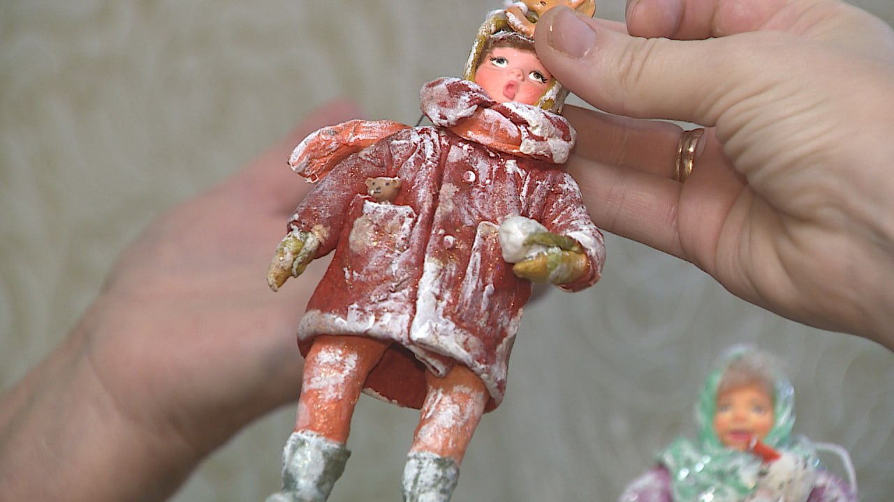 Волгоградка Ирина Калиниченко вместе с дочерью создает елочные ретроигрушки из ваты Волгоградка Ирина Калиниченко вместе с дочерью создает елочные ретроигрушки из ваты