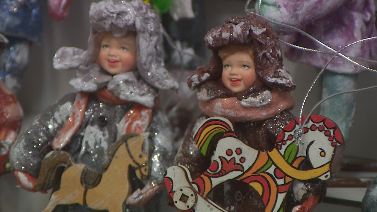 Волгоградка Ирина Калиниченко вместе с дочерью создает елочные ретроигрушки из ваты Волгоградка Ирина Калиниченко вместе с дочерью создает елочные ретроигрушки из ваты