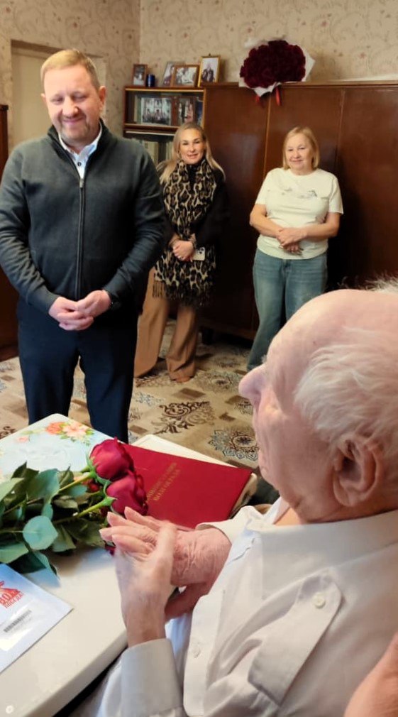 Сегодня с коллегами и друзьями собрались, чтобы поздравить с юбилеем Виктора Фёдоровича Шестеля —настоящего героя, чья жизнь служит ярким примером мужества, преданности Родине и неиссякаемой энергии Сегодня с коллегами и друзьями собрались, чтобы поздравить с юбилеем Виктора Фёдоровича Шестеля —настоящего героя, чья жизнь служит ярким примером мужества, преданности Родине и неиссякаемой энергии