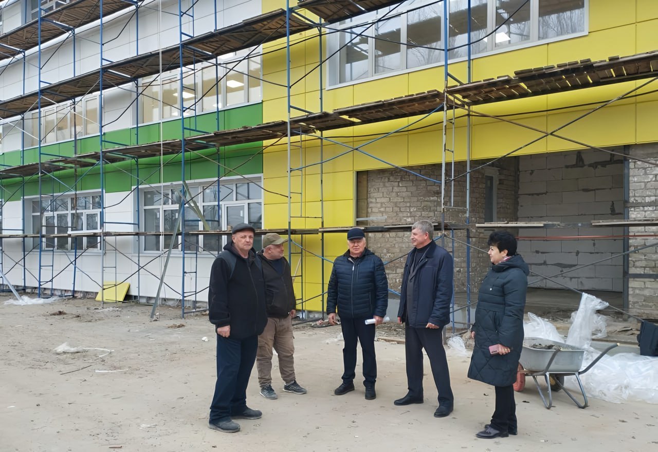 Александр Шевченко посетил Красноярскую среднюю школу № 2 Жирновского района, где проходят масштабные капитальные ремонтные работы в соответствии с национальным проектом «Образование»