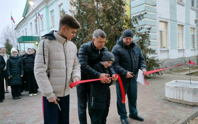 В средней школе № 6 г. Урюпинска, благодаря победе в конкурсе 2024 года, появилась уютная и красивая площадка со скамейками, уличными тренажёрами и беседками