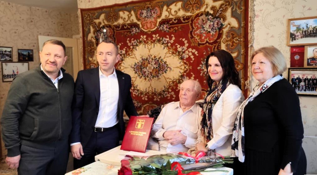 Сегодня с коллегами и друзьями собрались, чтобы поздравить с юбилеем Виктора Фёдоровича Шестеля —настоящего героя, чья жизнь служит ярким примером мужества, преданности Родине и неиссякаемой энергии