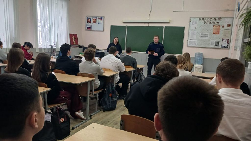 В Суровикинском районе сотрудники полиции провели профилактическую беседу со школьниками по вопросам кибербезопасности