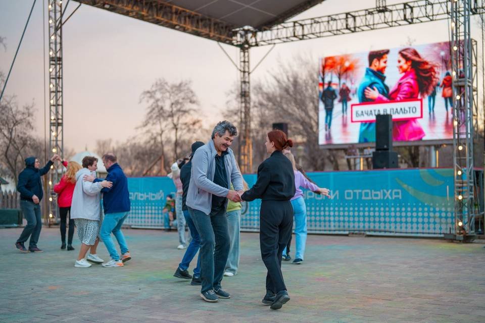 В ЦПКиО зовут на бесплатную сальсу и бачату в выходные