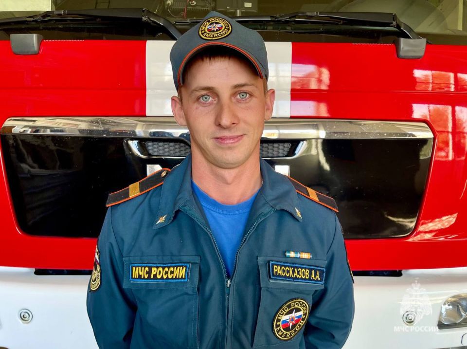 Мастер пожарный СПСЧ Александр Рассказов желает легкого и позитивного дня!