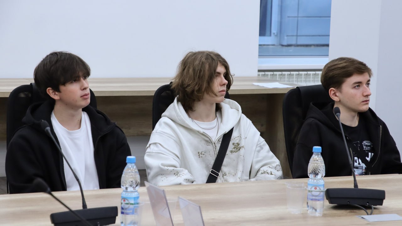 Перспективы трудоустройства и работы молодежи в цифровой индустрии тема встречи председателя профильного парламентского комитета, регионального координатора проекта «Цифровая Россия» Владимира Ефимова и депутата облдумы... Перспективы трудоустройства и работы молодежи в цифровой индустрии тема встречи председателя профильного парламентского комитета, регионального координатора проекта «Цифровая Россия» Владимира Ефимова и депутата облдумы...