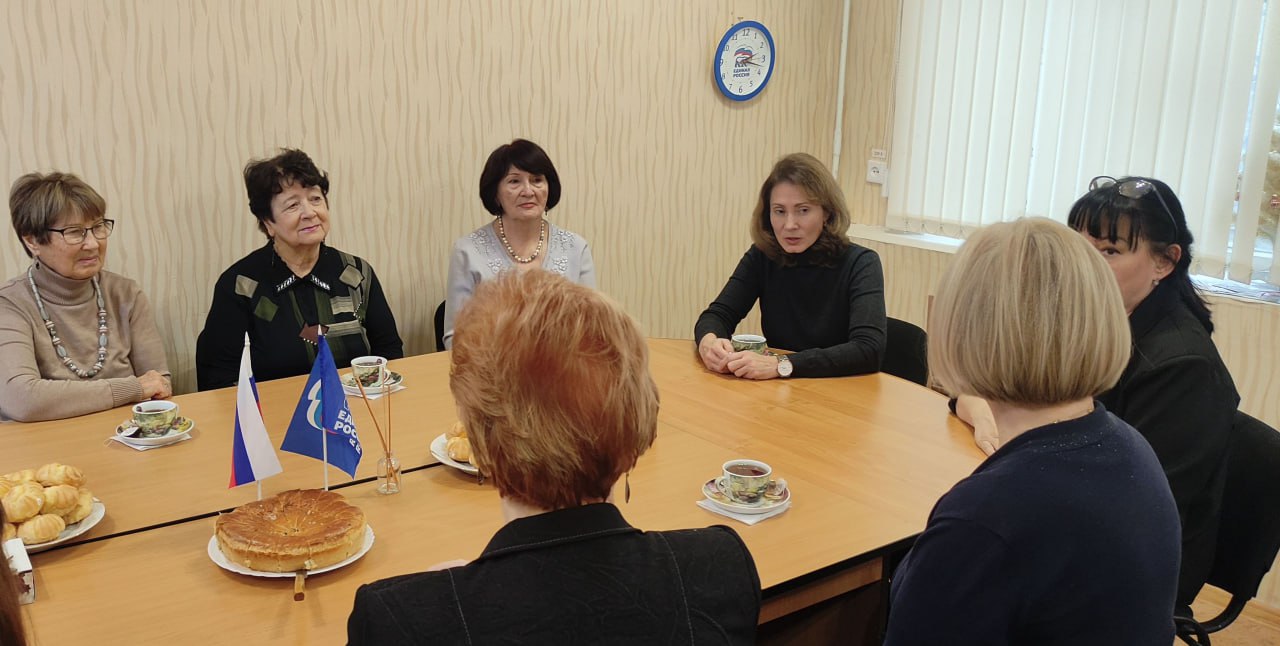 Сегодня, в День добровольца, в Клубе пожилых людей Ворошиловского района чествовали «серебряных» волонтеров Сегодня, в День добровольца, в Клубе пожилых людей Ворошиловского района чествовали «серебряных» волонтеров