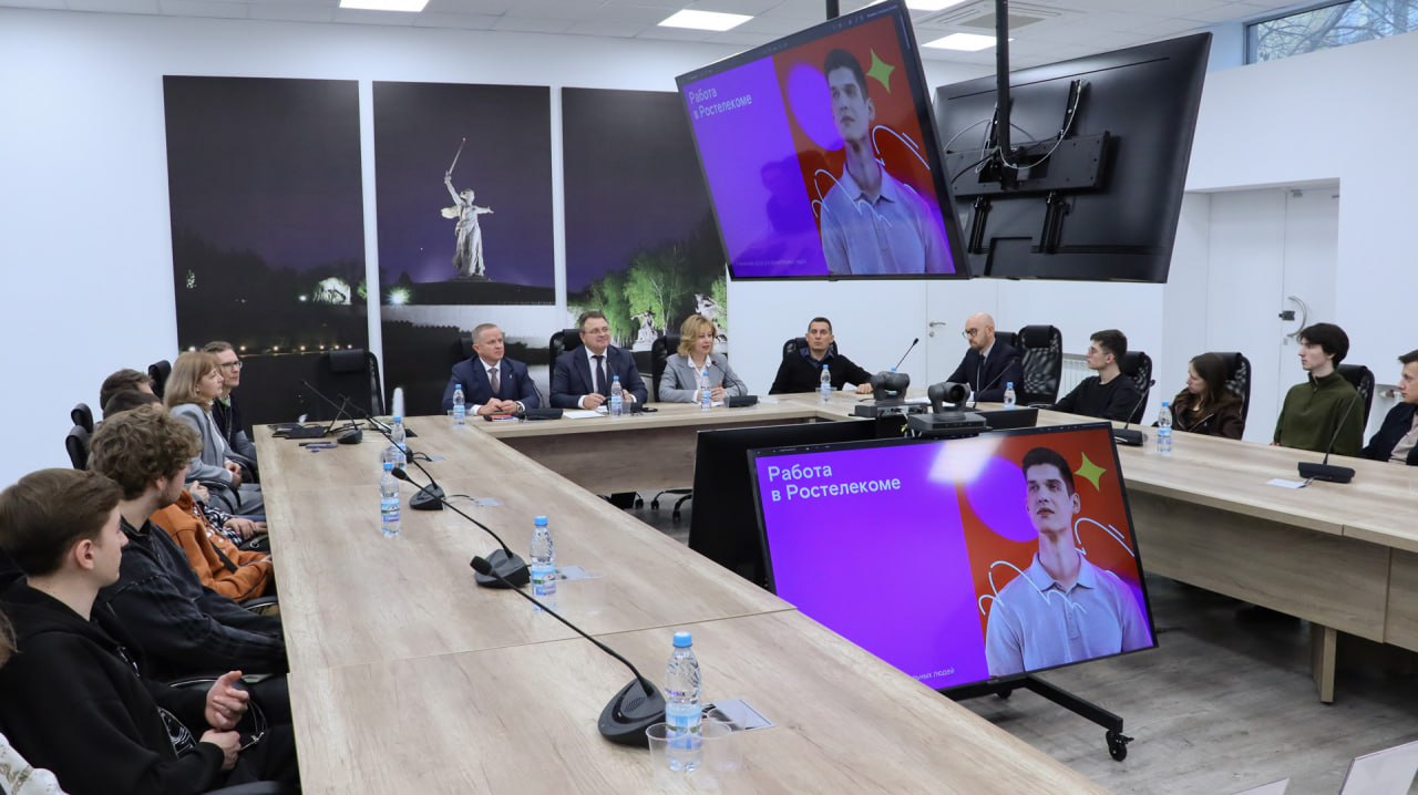 Перспективы трудоустройства и работы молодежи в цифровой индустрии тема встречи председателя профильного парламентского комитета, регионального координатора проекта «Цифровая Россия» Владимира Ефимова и депутата облдумы...