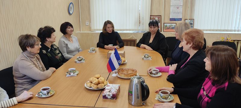 Сегодня, в День добровольца, в Клубе пожилых людей Ворошиловского района чествовали «серебряных» волонтеров