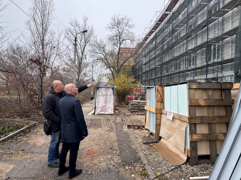 Вместе с главным врачом ГУЗ "ГКБ №1" Георгием Бадриевичем Дохнадзе проинспектировали ход капитального ремонта в здании, где раньше располагался родильный дом Кировского района