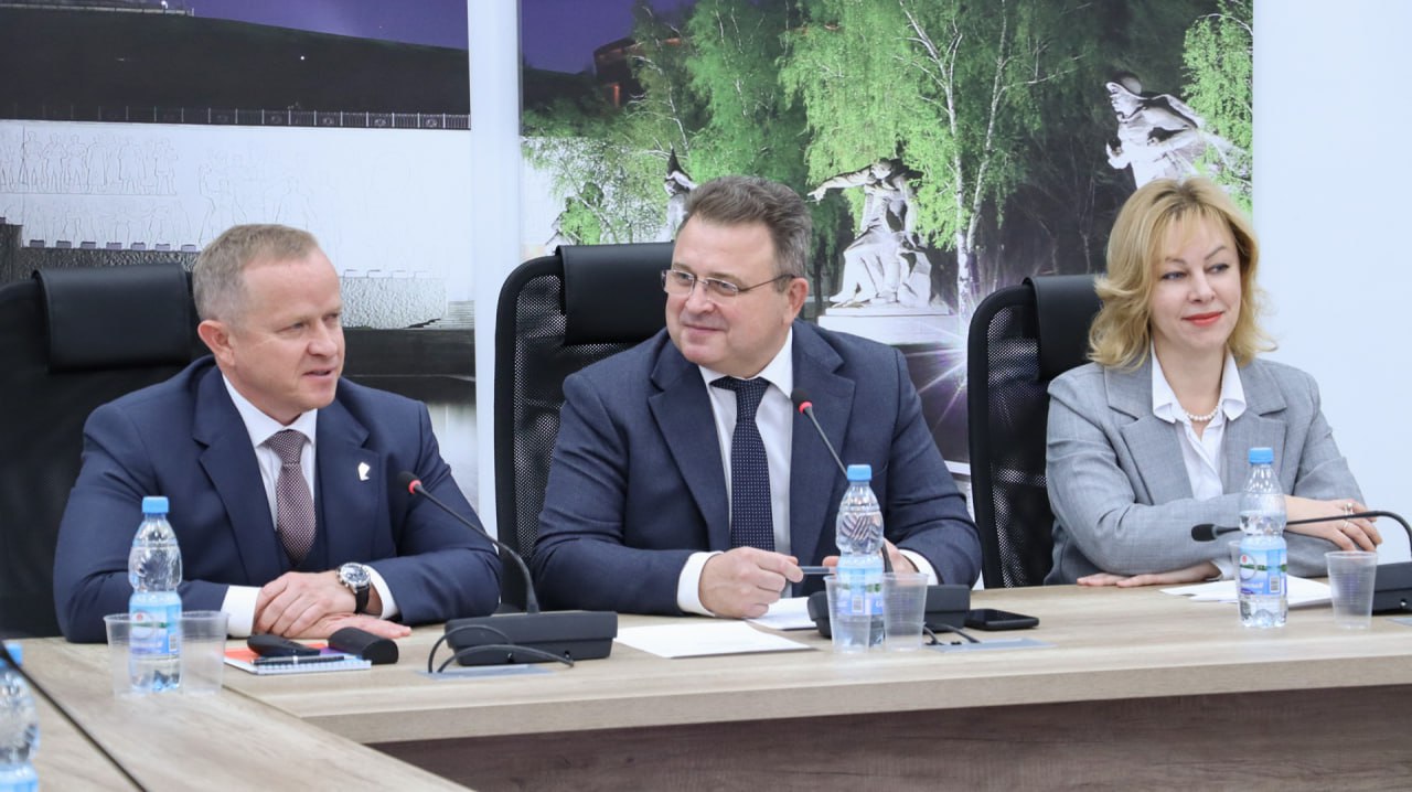 Перспективы трудоустройства и работы молодежи в цифровой индустрии тема встречи председателя профильного парламентского комитета, регионального координатора проекта «Цифровая Россия» Владимира Ефимова и депутата облдумы... Перспективы трудоустройства и работы молодежи в цифровой индустрии тема встречи председателя профильного парламентского комитета, регионального координатора проекта «Цифровая Россия» Владимира Ефимова и депутата облдумы...