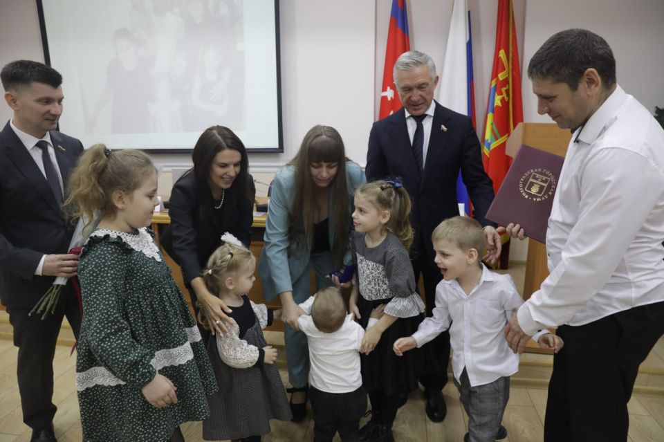 Добрая, нежная, заботливая, мудрая и самая красивая – так говорили сегодня малыши о своих мамах, пришедших на церемонию вручения Почетных знаков города-героя Волгограда «Родительская слава» и «Материнская слава»