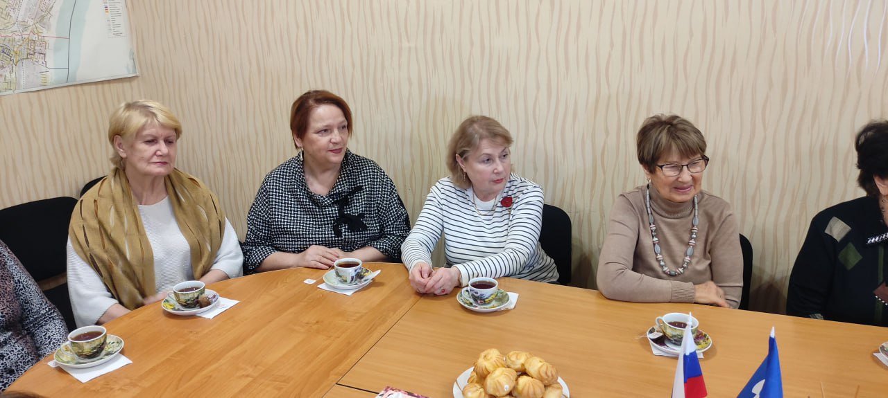 Сегодня, в День добровольца, в Клубе пожилых людей Ворошиловского района чествовали «серебряных» волонтеров Сегодня, в День добровольца, в Клубе пожилых людей Ворошиловского района чествовали «серебряных» волонтеров