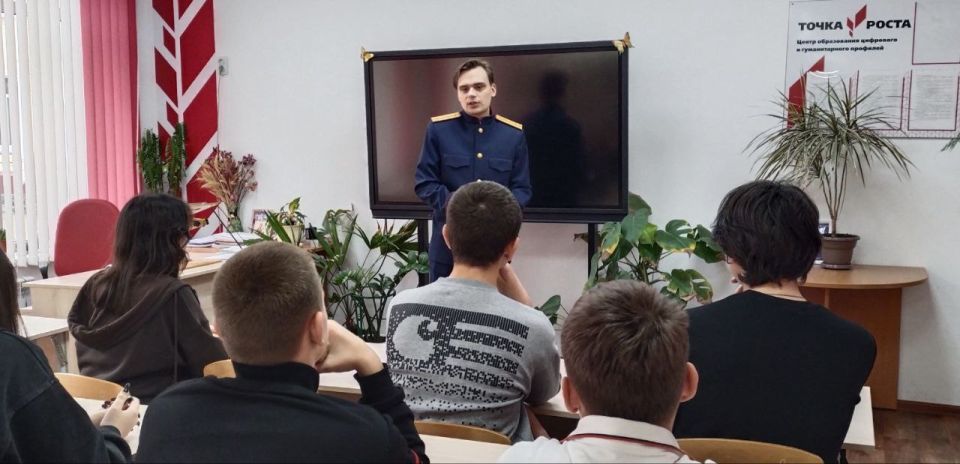 Следователь регионального управления СКР провёл профориентационную встречу с десятиклассниками Нехаевской школы