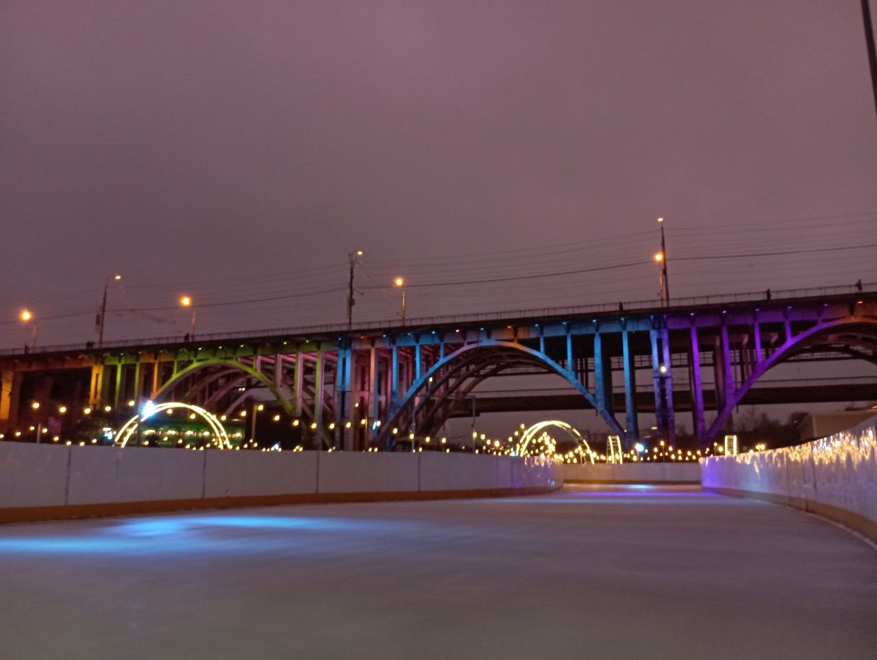 Первый ледовый каток открылся в центре Волгограда Первый ледовый каток открылся в центре Волгограда