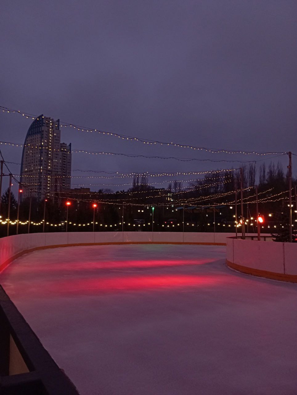 Первый ледовый каток открылся в центре Волгограда Первый ледовый каток открылся в центре Волгограда