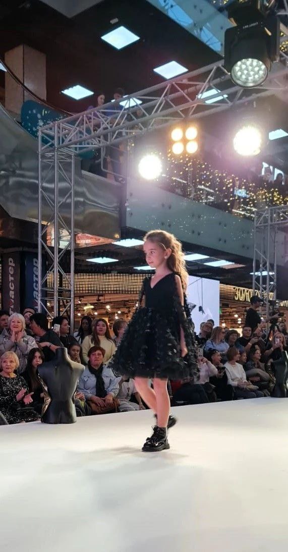 Волгоград, 7 декабря 2025 г. – Торговый центр «Ворошиловский» стал эпицентром праздника моды! Новогодний Fashion-показ собрал гостей всех возрастов, которые наслаждались яркими нарядами и образами от лучших локальных... Волгоград, 7 декабря 2025 г. – Торговый центр «Ворошиловский» стал эпицентром праздника моды! Новогодний Fashion-показ собрал гостей всех возрастов, которые наслаждались яркими нарядами и образами от лучших локальных...