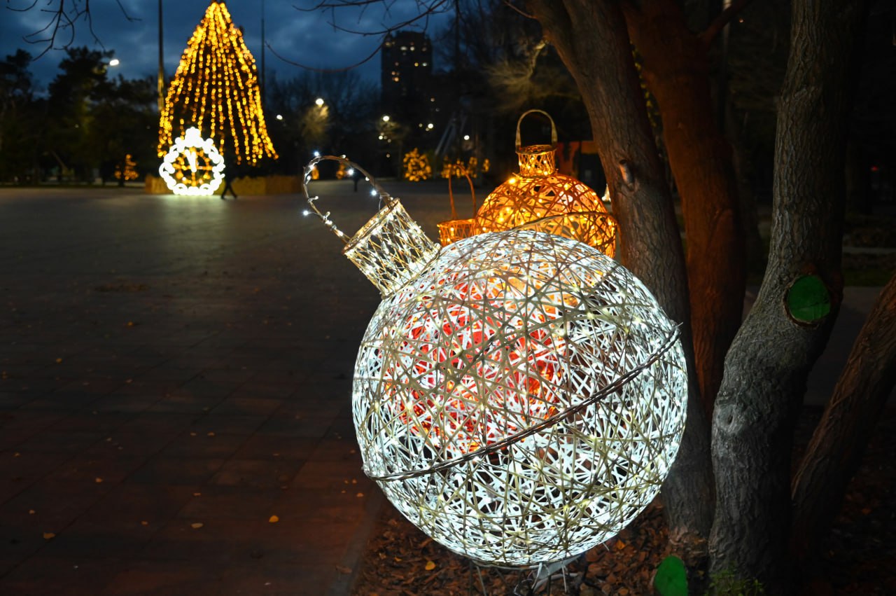 В Волгограде появились первые новогодние елки и арт-объекты