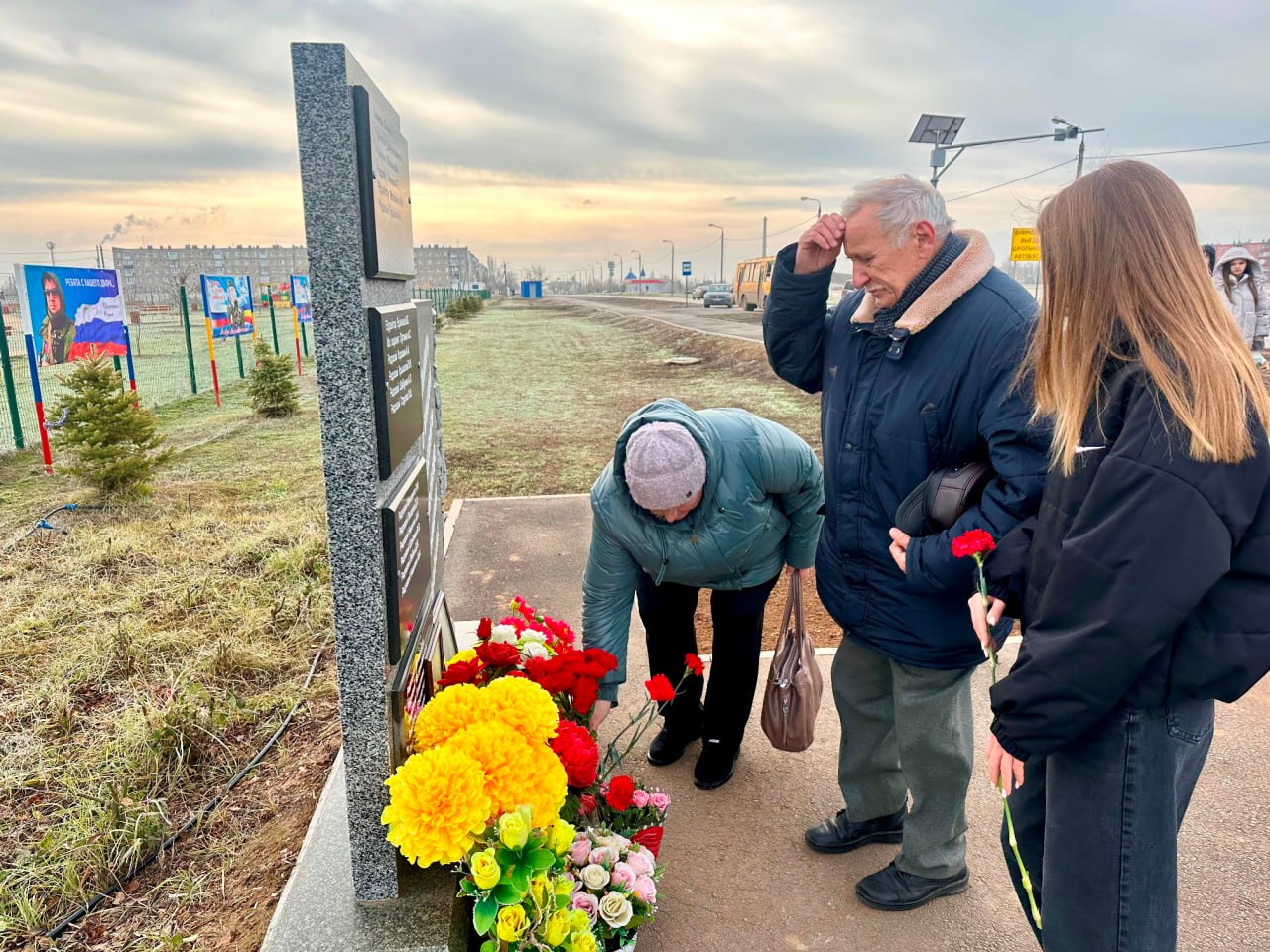 Ко Дню Героев Отечества в поселке Краснооктябрьский к мемориальной аллее, где вечно хранятся имена местных жителей, отдавших жизнь за Родину в разные годы, прибавились два новых баннера с проектом «Ребята с нашего двора» Ко Дню Героев Отечества в поселке Краснооктябрьский к мемориальной аллее, где вечно хранятся имена местных жителей, отдавших жизнь за Родину в разные годы, прибавились два новых баннера с проектом «Ребята с нашего двора»