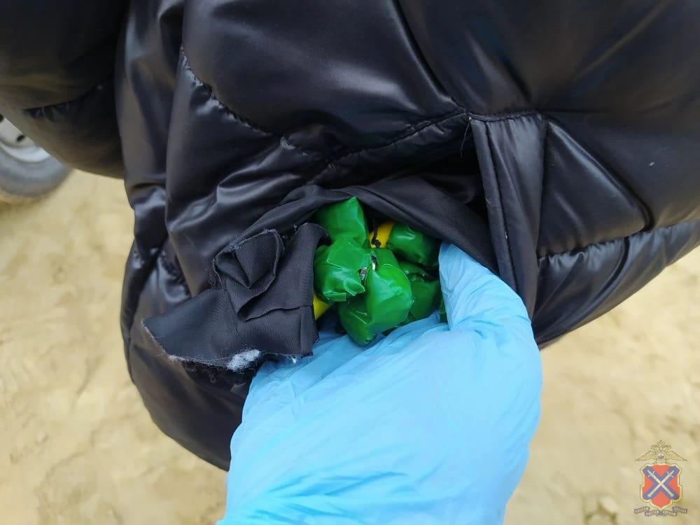 В Камышине оперативники задержали несовершеннолетнего, подозреваемого в покушении на сбыт наркотиков в крупном размере