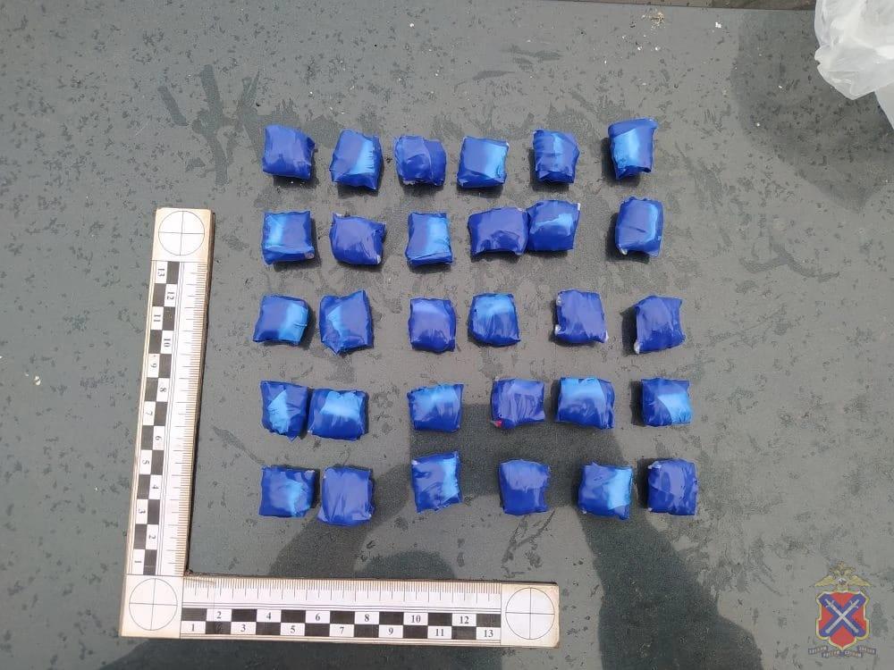 В Камышине оперативники задержали несовершеннолетнего, подозреваемого в покушении на сбыт наркотиков в крупном размере В Камышине оперативники задержали несовершеннолетнего, подозреваемого в покушении на сбыт наркотиков в крупном размере