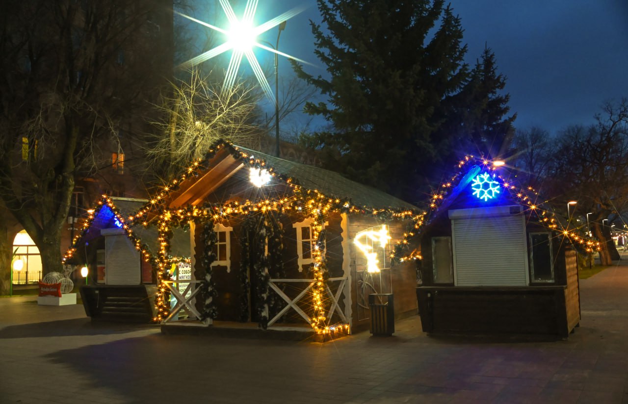В Волгограде появились первые новогодние елки и арт-объекты В Волгограде появились первые новогодние елки и арт-объекты