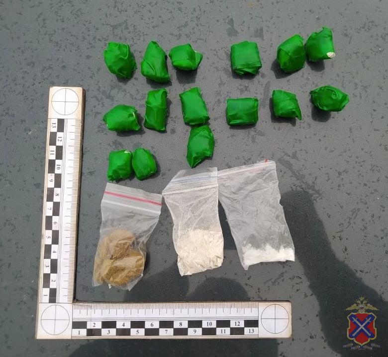 В Камышине оперативники задержали несовершеннолетнего, подозреваемого в покушении на сбыт наркотиков в крупном размере В Камышине оперативники задержали несовершеннолетнего, подозреваемого в покушении на сбыт наркотиков в крупном размере