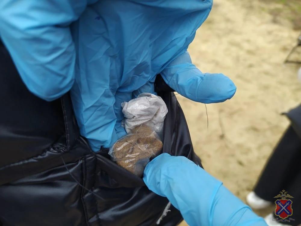 В Камышине оперативники задержали несовершеннолетнего, подозреваемого в покушении на сбыт наркотиков в крупном размере В Камышине оперативники задержали несовершеннолетнего, подозреваемого в покушении на сбыт наркотиков в крупном размере